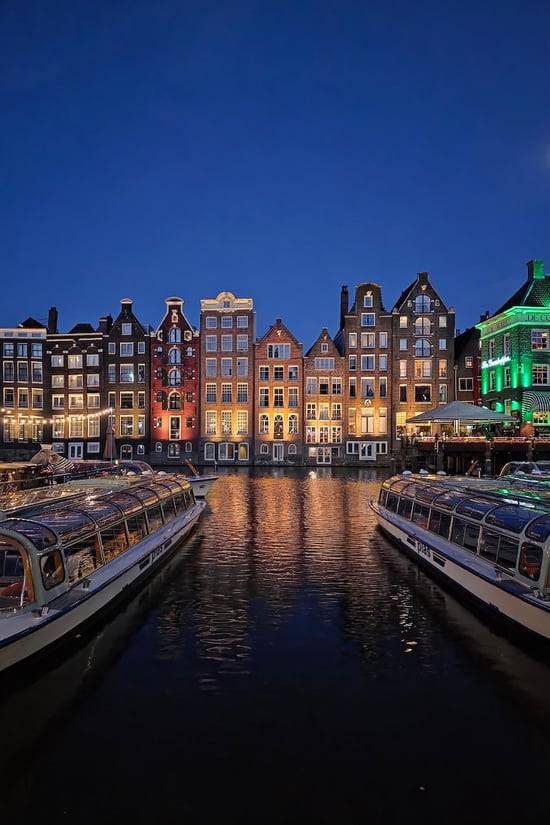 Amsterdam_Damrak_Night_Portrait