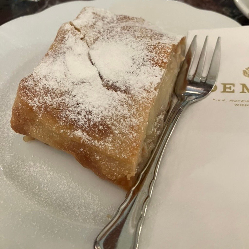 Apfelstrudel_Demel_Vienna_5x5