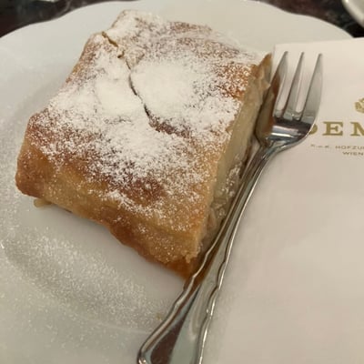 Apfelstrudel_Demel_Vienna_5x5