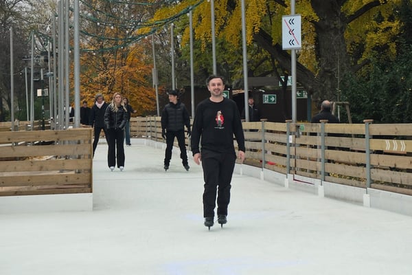 Brian_Ice Skating_Wiener Christkindlmarkt_2_Vienna 2025