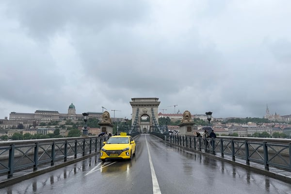 Chain Bridge_Budapest_Bolt Taxi