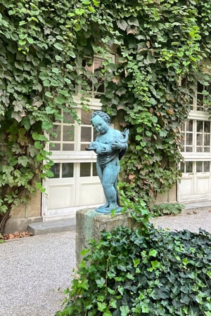 Courtyard Sculpture_Munich Residenz_Ivy