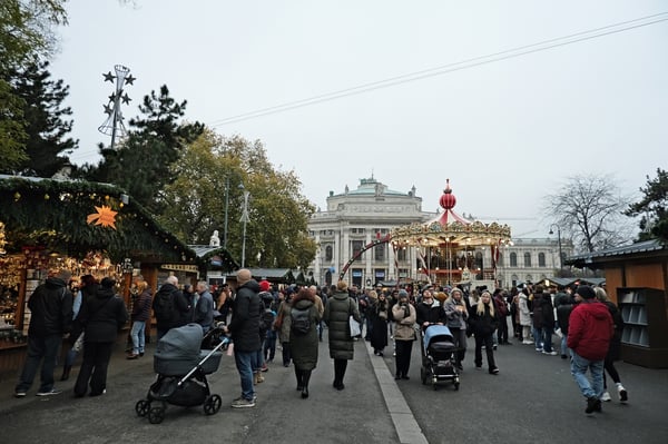 Crowds at Christkindlmarkt Vienna_2025