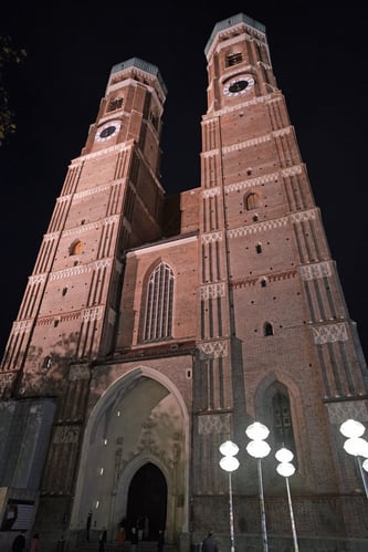 Frauenkirche_Munich_Exterior_Night