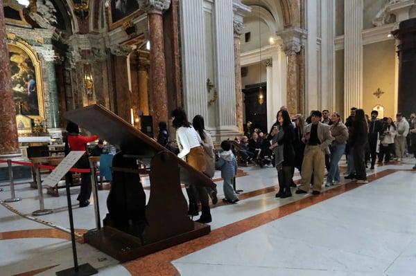 Line for Selfie Mirror_St Ignazio_Rome