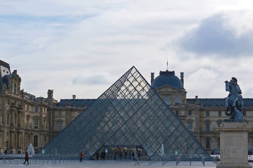 Louvre_Pyramid_PAris-1