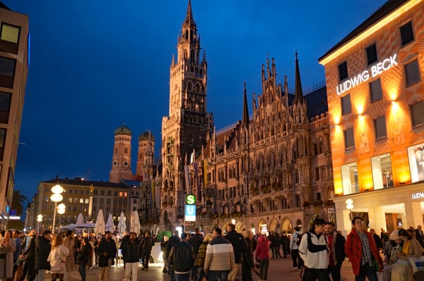 Marienplatz_Evening Crowds_Munich