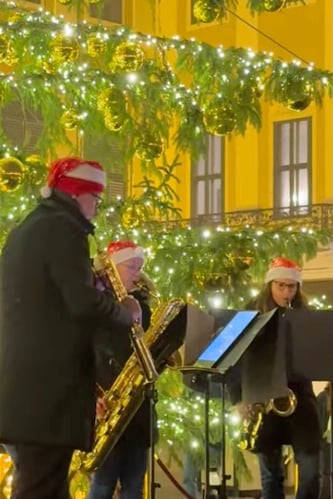 Musicians Outside Schonbrunn Palace_Xmas Market_Vienna
