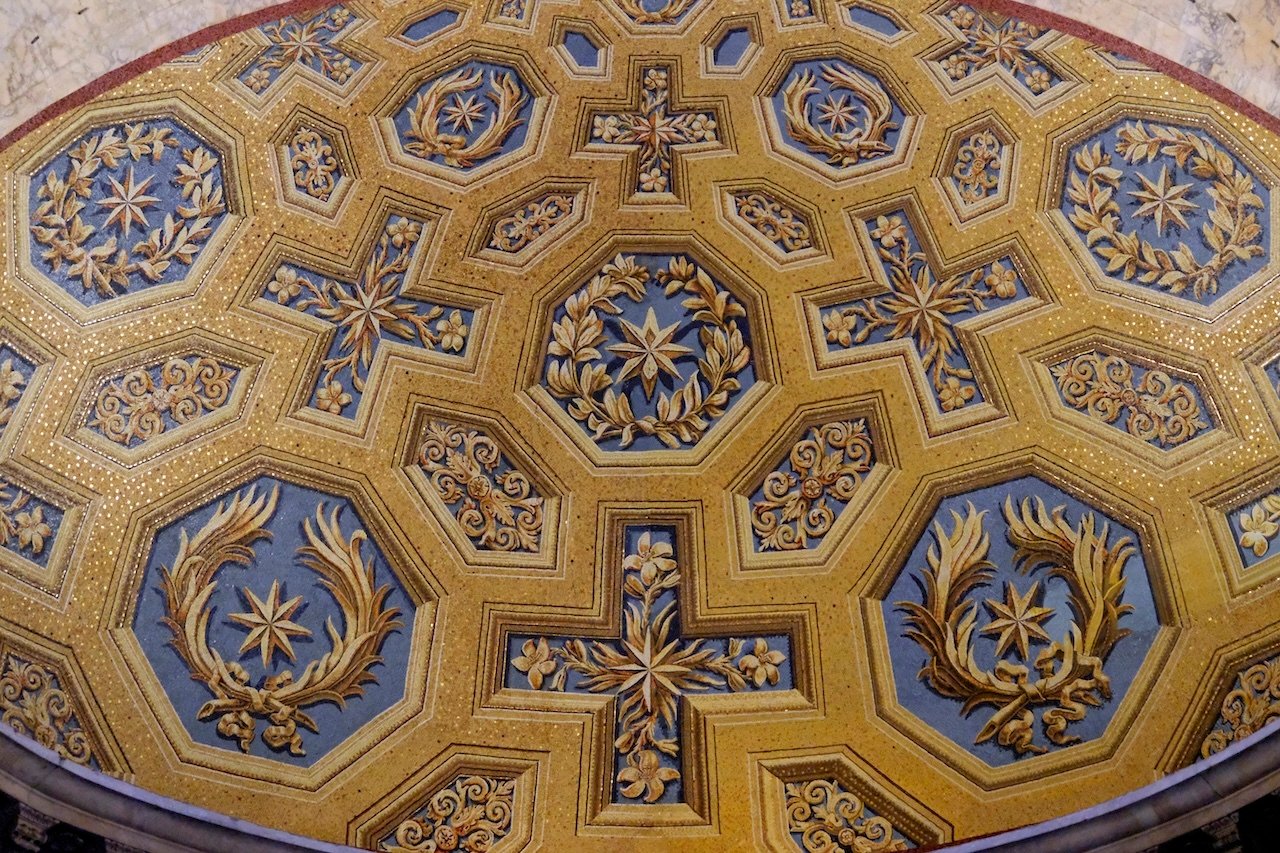 Pantheon_Details above Altar_Rome