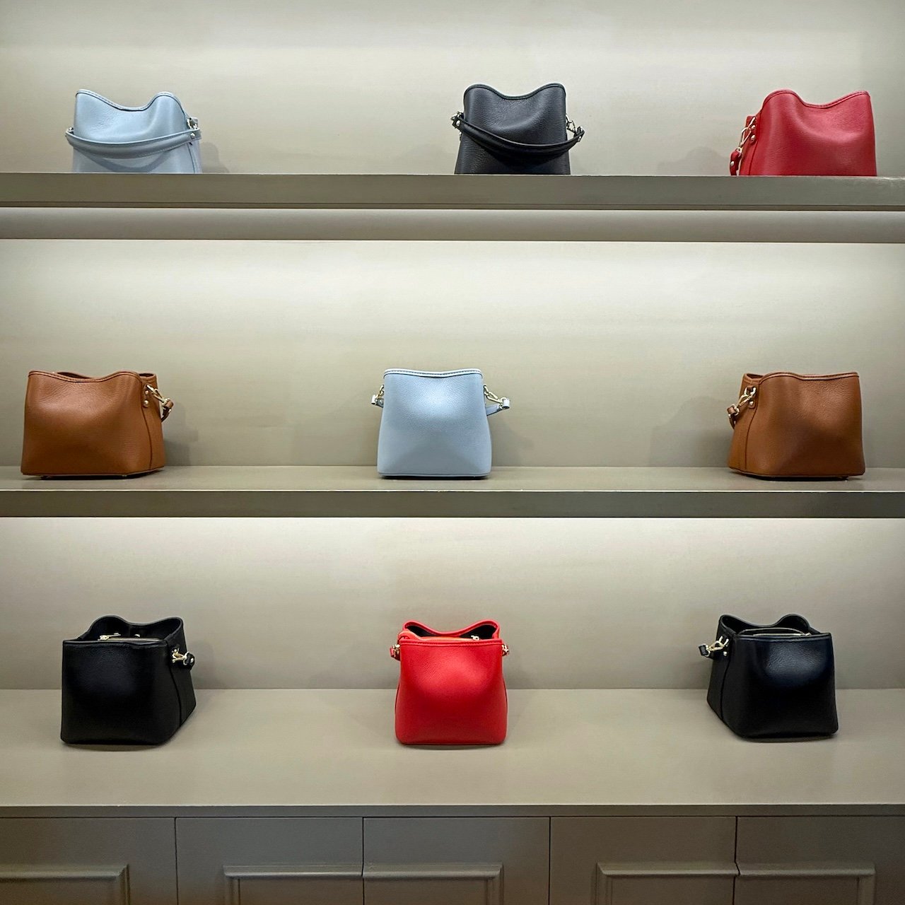 Purse Display_Scuola del Cuoio_Florence_5x5