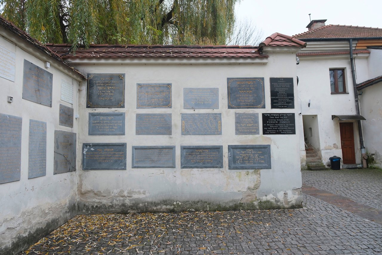 Remuh Synagogue Courtyard_Krakow