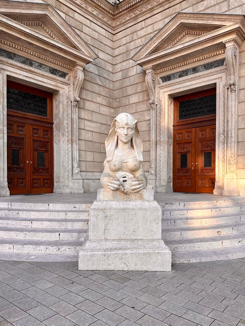 Sphinx_statue_outside_the_hungarian_state_opera_house_Budapest