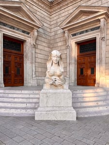 Sphinx_statue_outside_the_hungarian_state_opera_house_Budapest