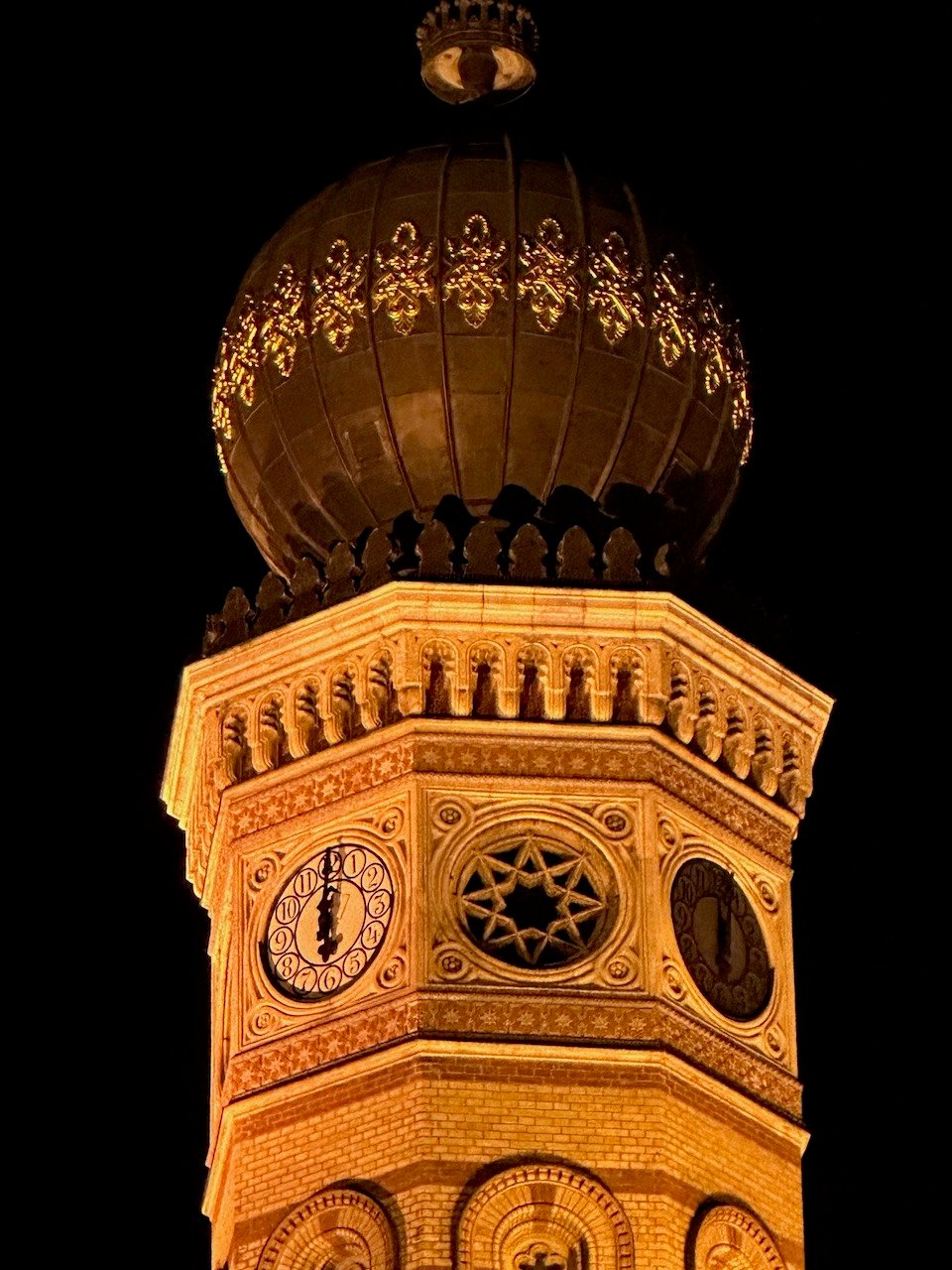 Synagogue Details_Budapest_Night