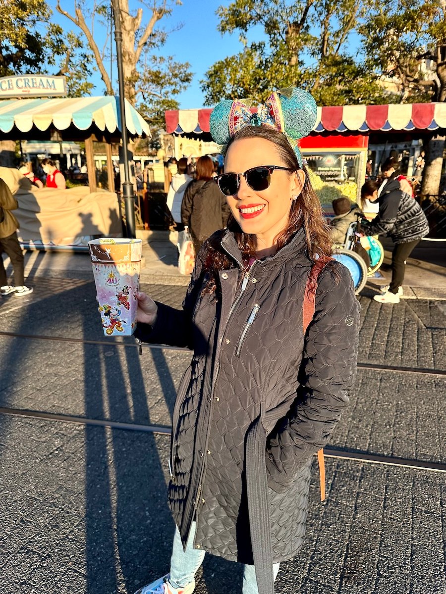 Tokyo DisneySea_Lauren holding Pistachio Popcorn