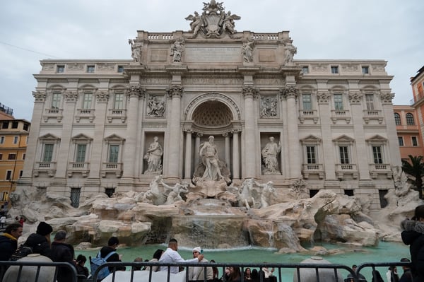 Trevi Fountain_Rome_Daylight_Crowds Foreground