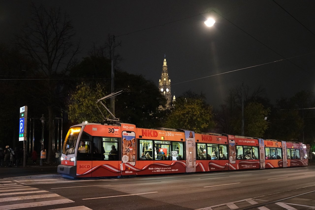 Vienna_Rathaus_Tram_Night
