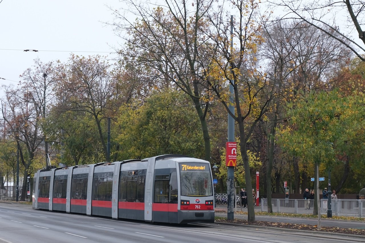 Vienna_Tram_Fall Foliage