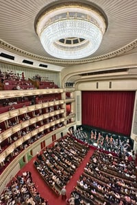 Vienna_opera_house_interior