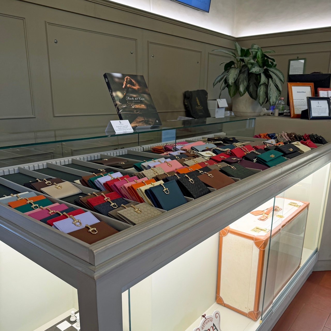Wallet Display_Scuola del Cuoio_Florence_5x5