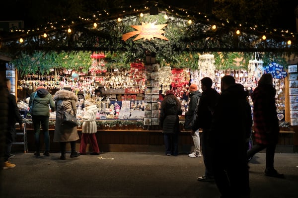 Wiener Christkindlmarkt_Stall with Ornaments_Vienna 2025_Night