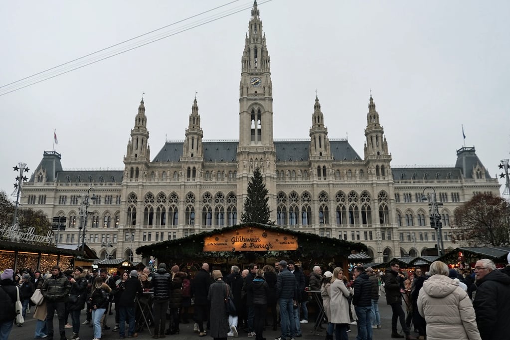 Wiener Christkindlmarkt_Vienna 2025_Day_City Hall