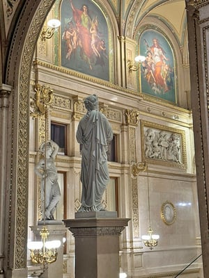 vienna_opera_house_interior_statue_2nd
