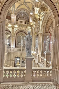 vienna_opera_house_interior_statue_balcony