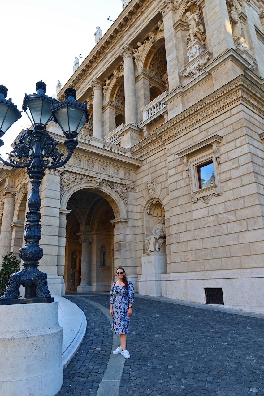 Outside_of_the_opera_House_Budapest