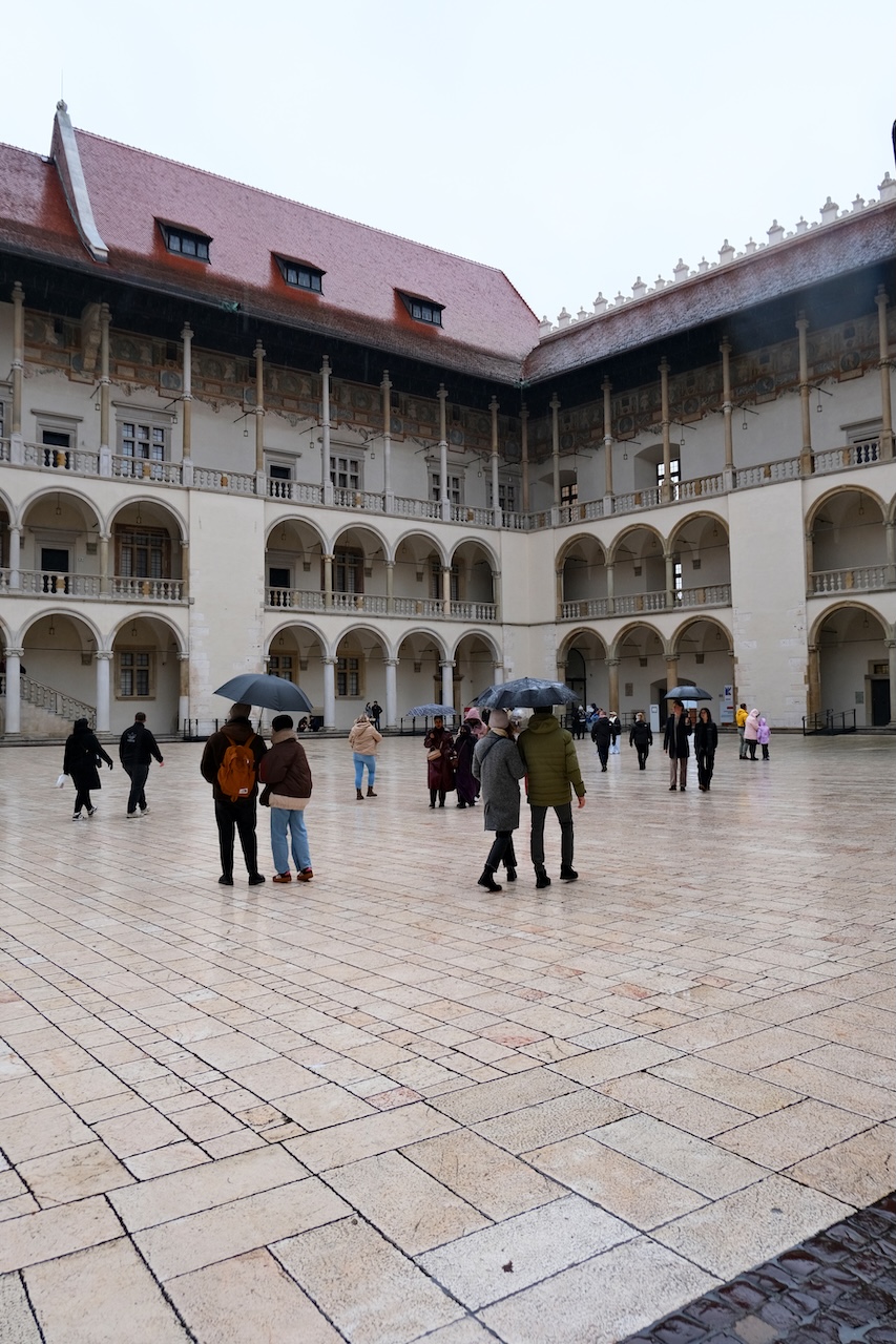 Wawel Castle_Rainy Day_Umbrellas_Krakow